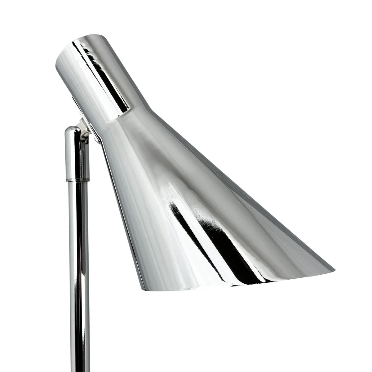 DL12 Mini 40cm Chrome lampe de bureau De Dyberg Larsen - Avec ses lignes graphiques distinctives et sa silhouette épurée, elle est idéale sur un bureau ou comme lampe de lecture dans le salon ou la chambre.