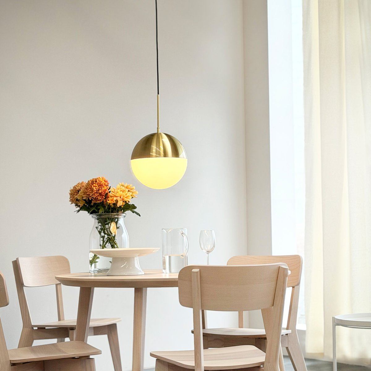 Nova Ø25 Laiton suspension De Dyberg Larsen - La suspension Nova est un exemple moderne de design danois, alliant &eacute;l&eacute;gance intemporelle et fonctionnalit&eacute;.