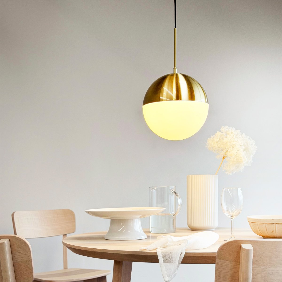 Nova Ø25 Laiton suspension De Dyberg Larsen - La suspension Nova est un exemple moderne de design danois, alliant &eacute;l&eacute;gance intemporelle et fonctionnalit&eacute;.
