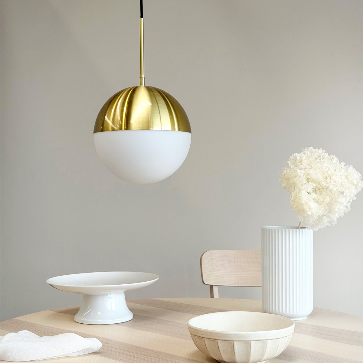 Nova Ø25 Laiton suspension De Dyberg Larsen - La suspension Nova est un exemple moderne de design danois, alliant &eacute;l&eacute;gance intemporelle et fonctionnalit&eacute;.