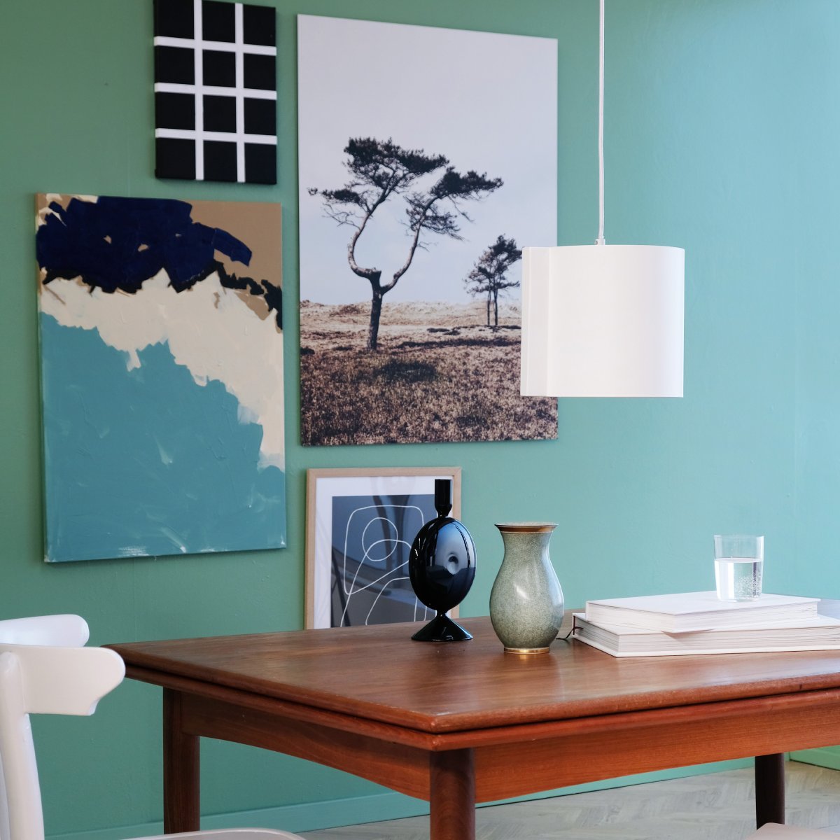 Wum Ø23 Blanc suspension De Dyberg Larsen - Tillverkad i metall med en varmvit finish och en 2 meter l&aring;ng vit tygsladd, &auml;r Wum en perfekt balans mellan funktion och design.