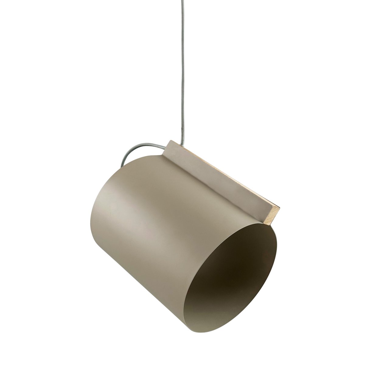 Wum Ø23 Gris mat suspension De Dyberg Larsen - Tillverkad i metall med en mattgr&aring; finish och en 2 meter l&aring;ng gr&aring; tygsladd, &auml;r Wum en perfekt balans mellan funktion och design.