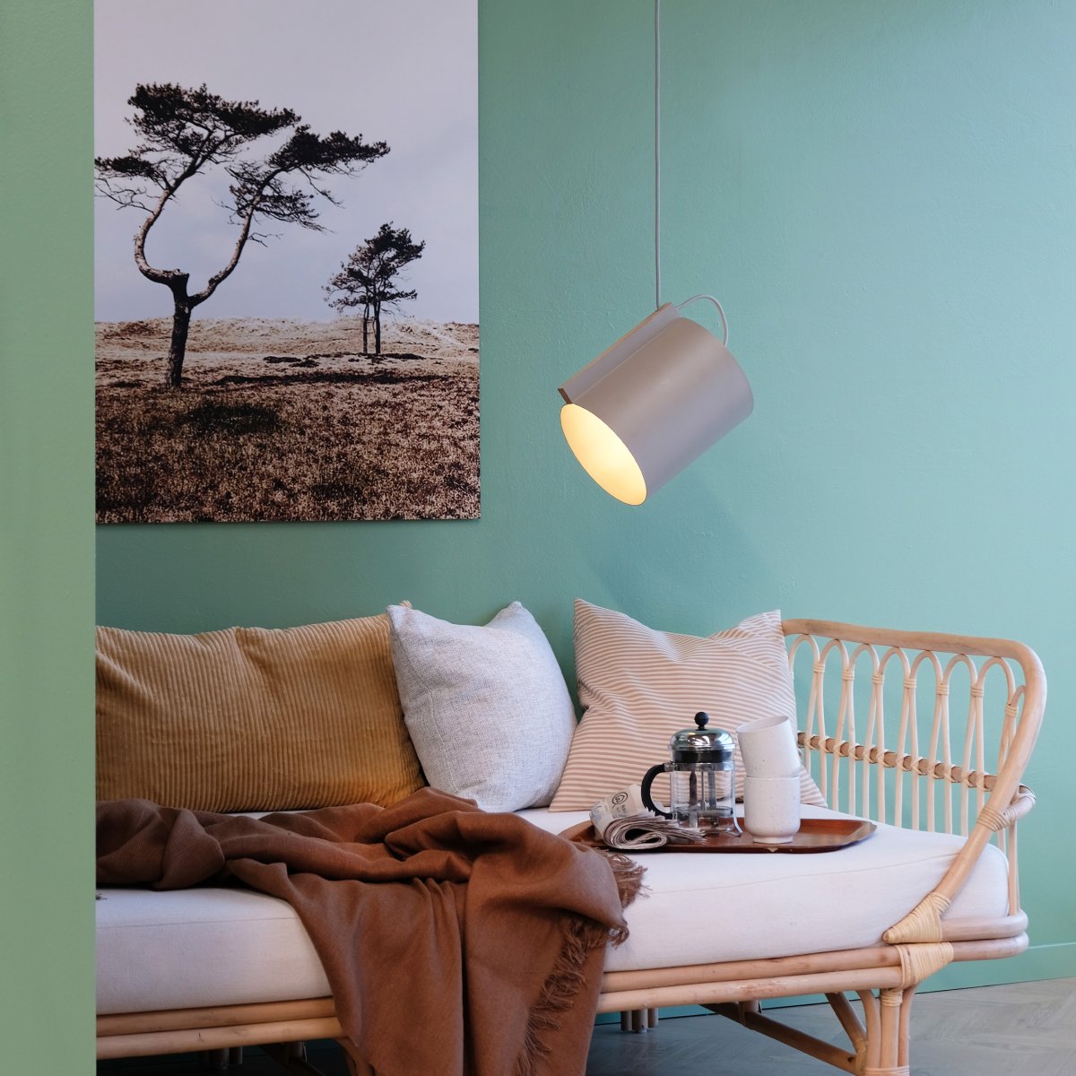 Wum Ø23 Gris mat suspension De Dyberg Larsen - Tillverkad i metall med en mattgr&aring; finish och en 2 meter l&aring;ng gr&aring; tygsladd, &auml;r Wum en perfekt balans mellan funktion och design.