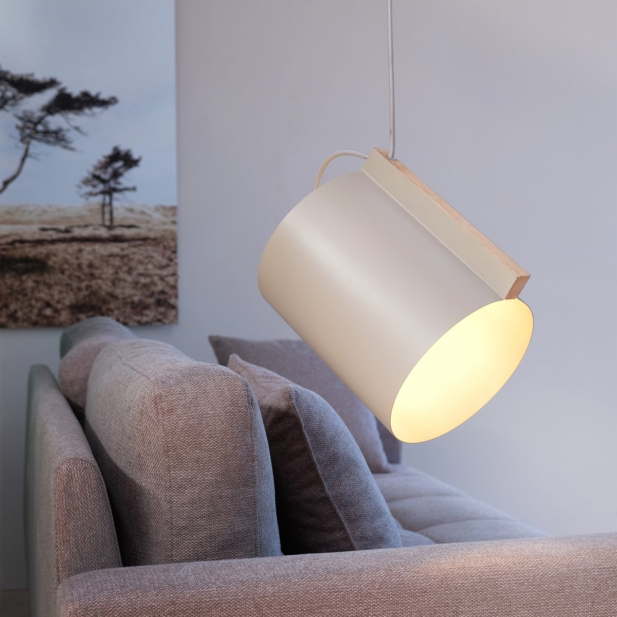 Wum Ø23 Gris mat suspension De Dyberg Larsen - Tillverkad i metall med en mattgr&aring; finish och en 2 meter l&aring;ng gr&aring; tygsladd, &auml;r Wum en perfekt balans mellan funktion och design.