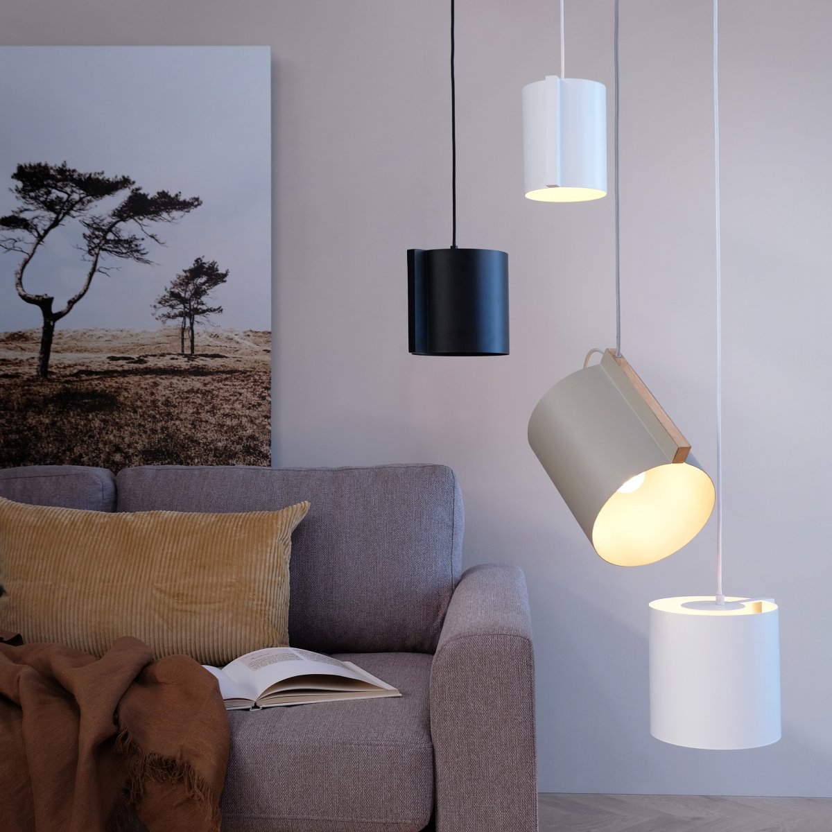Wum Ø23 Gris mat suspension De Dyberg Larsen - Tillverkad i metall med en mattgr&aring; finish och en 2 meter l&aring;ng gr&aring; tygsladd, &auml;r Wum en perfekt balans mellan funktion och design.
