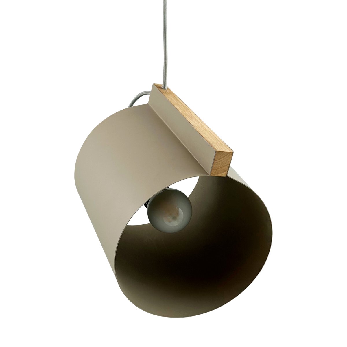 Wum Ø23 Gris mat suspension De Dyberg Larsen - Tillverkad i metall med en mattgr&aring; finish och en 2 meter l&aring;ng gr&aring; tygsladd, &auml;r Wum en perfekt balans mellan funktion och design.
