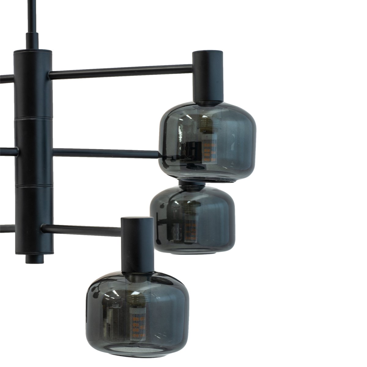 Arp Ø50 Noir suspension De Dyberg Larsen - Créez l'équilibre parfait entre forme et fonction avec le lustre Arp, doté de 6 magnifiques abat-jour en verre fumé et d'une élégante suspension noire.