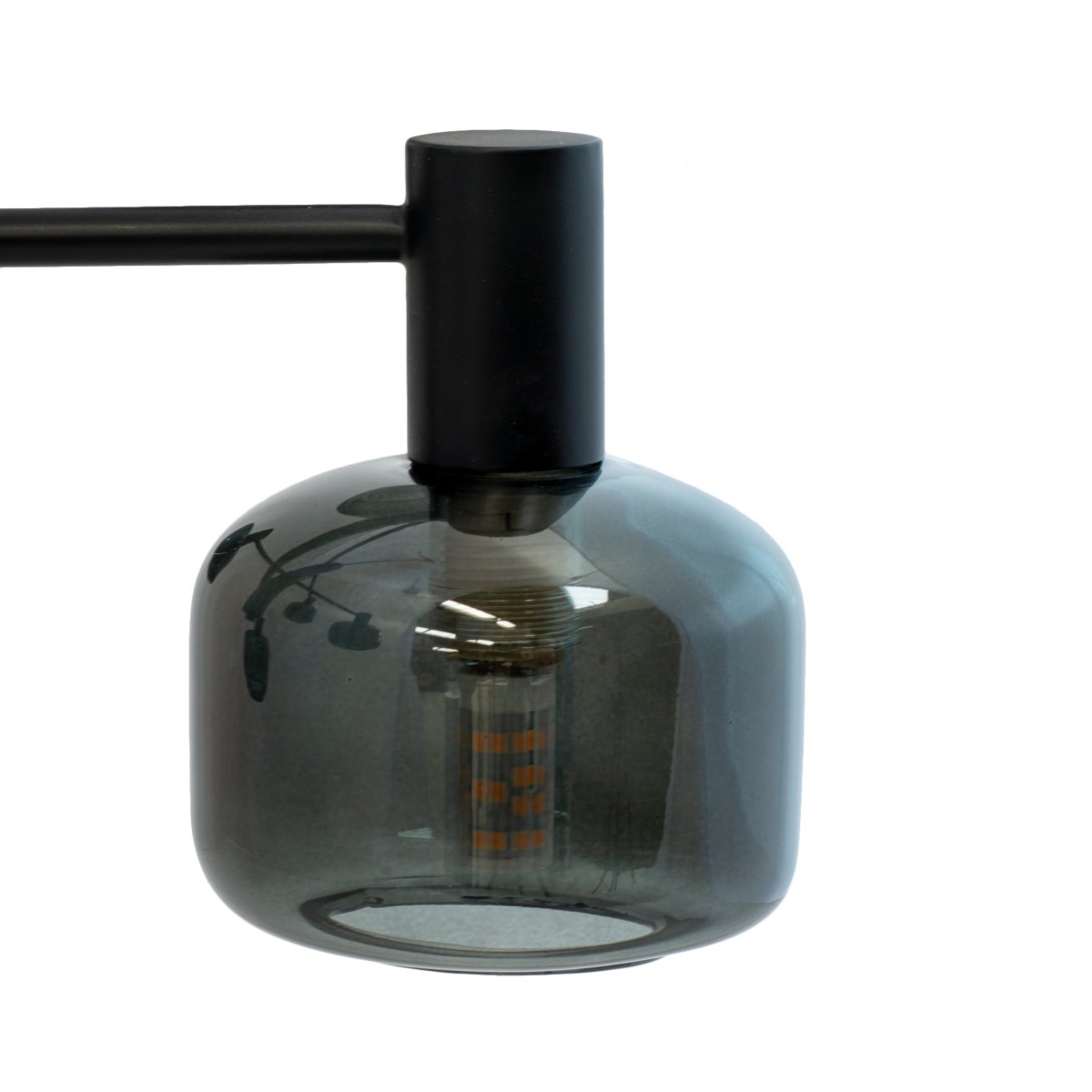 Arp Ø50 Noir suspension De Dyberg Larsen - Créez l'équilibre parfait entre forme et fonction avec le lustre Arp, doté de 6 magnifiques abat-jour en verre fumé et d'une élégante suspension noire.