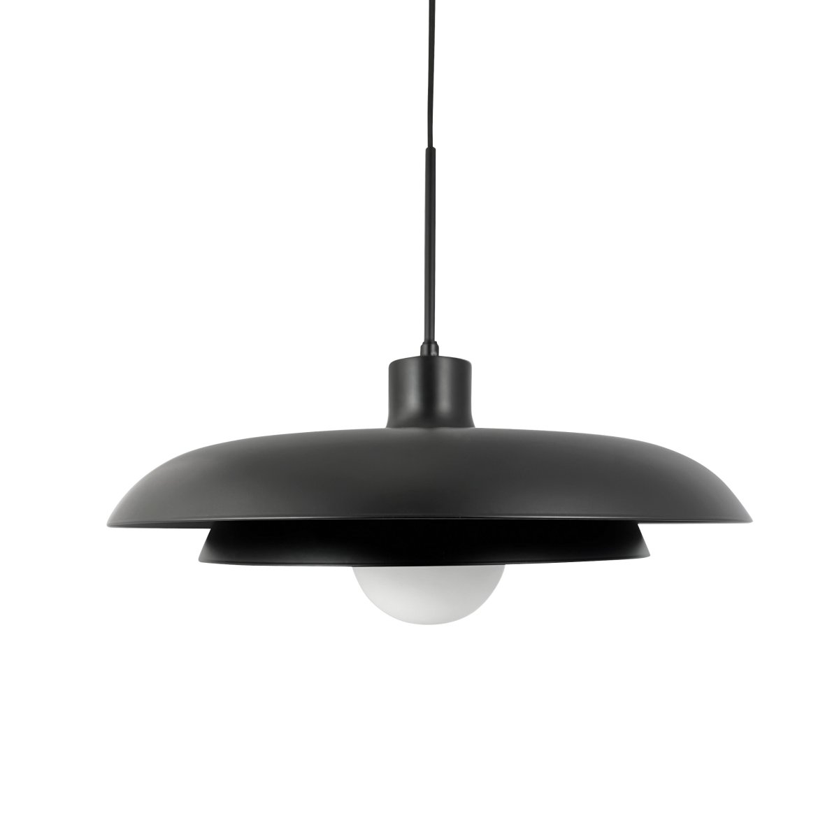 Ava Ø44 Noir suspension De Dyberg Larsen - La lumière est diffusée de manière noble par la combinaison du dôme en verre avec l'abat-jour en métal noir.