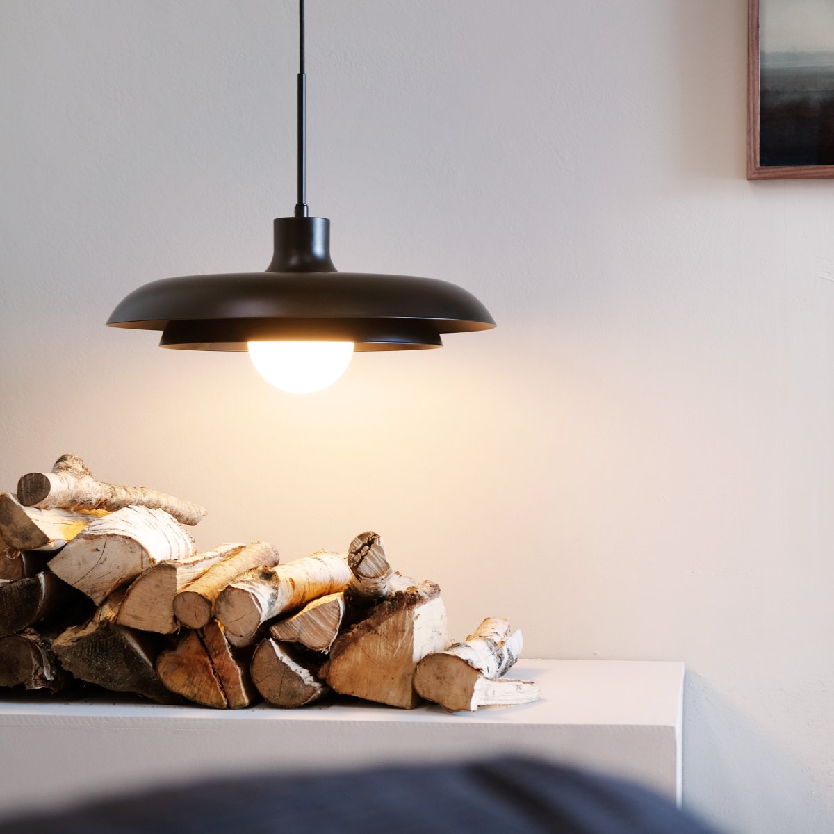 Ava Ø44 Noir suspension De Dyberg Larsen - La lumière est diffusée de manière noble par la combinaison du dôme en verre avec l'abat-jour en métal noir.