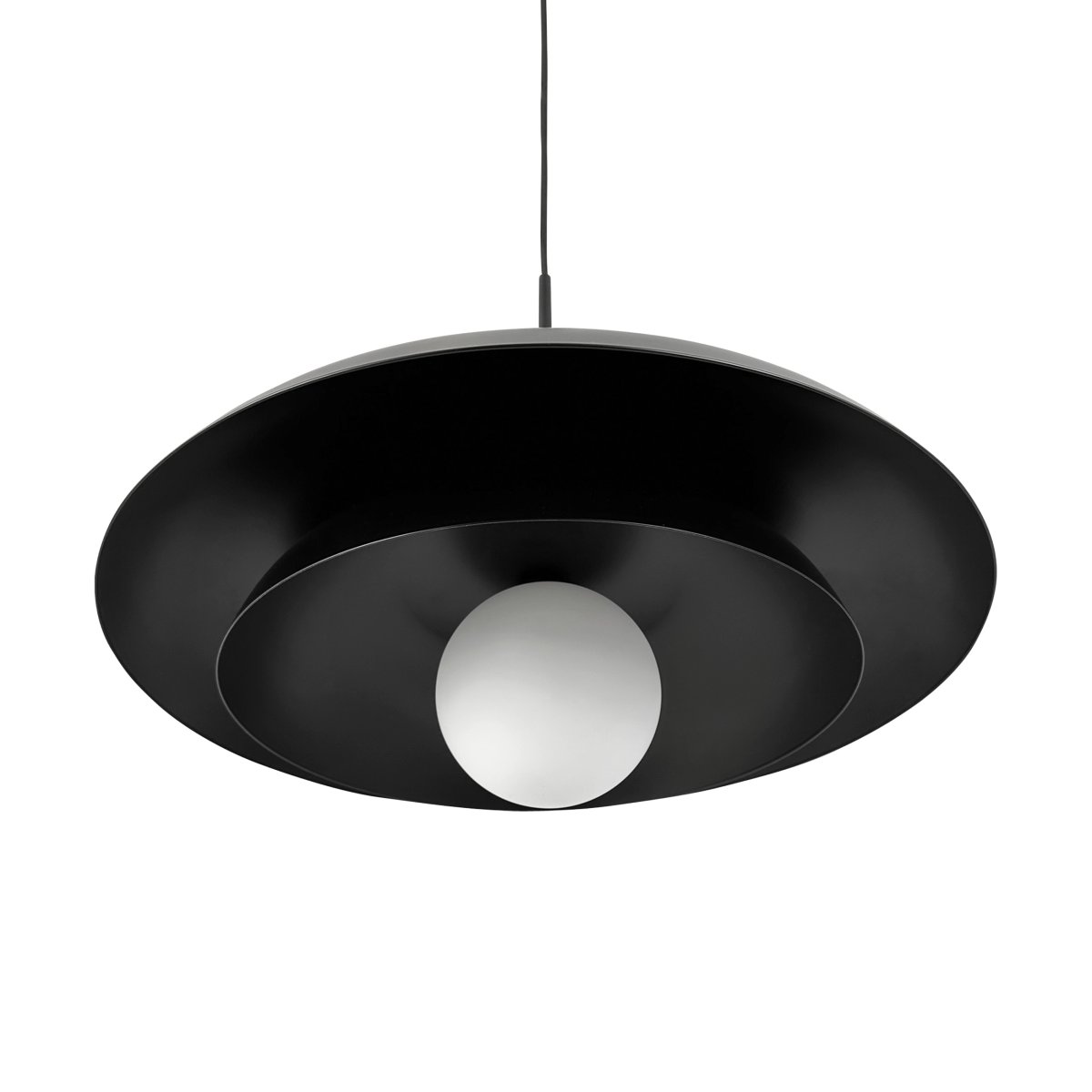Ava Ø44 Noir suspension De Dyberg Larsen - La lumière est diffusée de manière noble par la combinaison du dôme en verre avec l'abat-jour en métal noir.