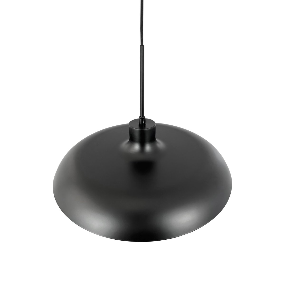 Ava Ø44 Noir suspension De Dyberg Larsen - La lumière est diffusée de manière noble par la combinaison du dôme en verre avec l'abat-jour en métal noir.