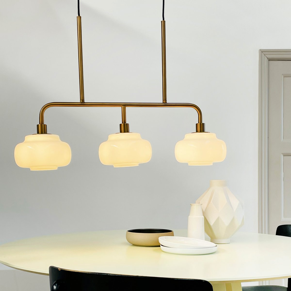 Ossett 80cm Bronze suspension De Dyberg Larsen - Ossett est un plafonnier classique au design &eacute;l&eacute;gant et intemporel.