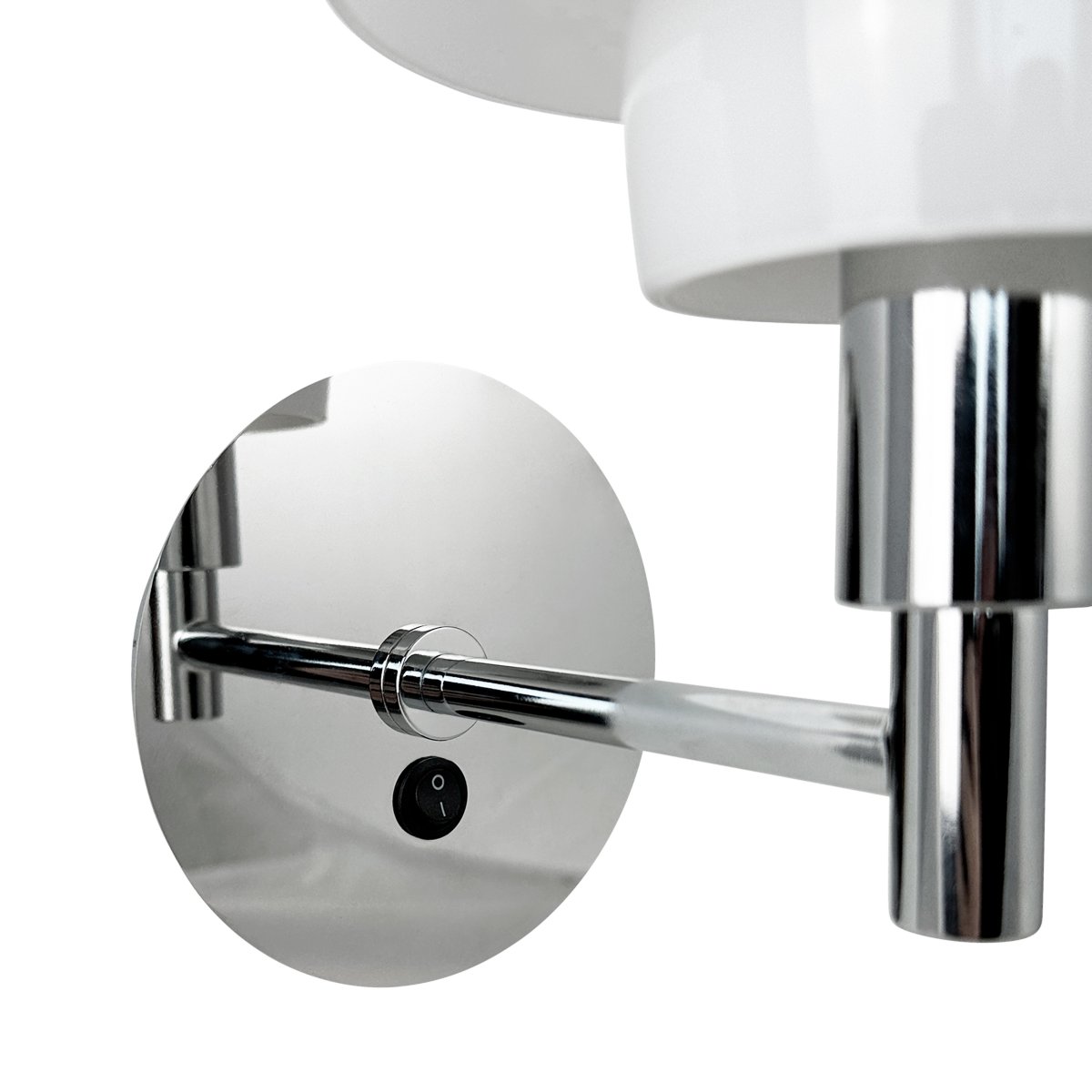 Morph Ø20 Chrome applique murale De Dyberg Larsen - L'applique murale Morph est fabriquée en verre opale blanc soufflé à la bouche avec un bras de lampe chromé et un support mural.