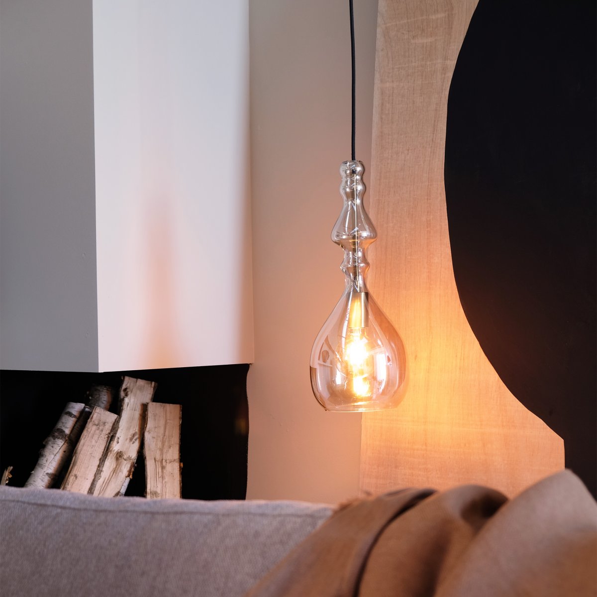 Lea Ø18 Ambre suspension De Dyberg Larsen - La suspension Lea est polyvalente et peut être utilisée en groupe dans un coin pour créer une œuvre d'art lumineuse accrocheuse, ou accrochée en groupe au-dessus d'une table pour créer l'atmosphère parfaite.