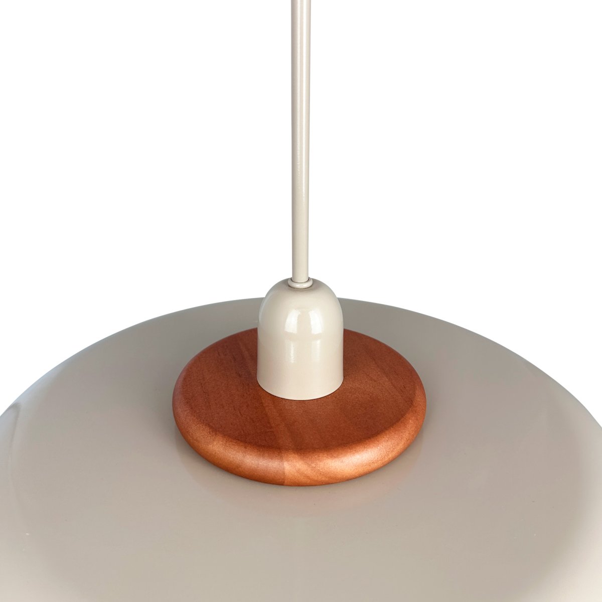 Planet Ø40 Latté suspension De Dyberg Larsen - Cette lampe est idéale si vous souhaitez ajouter une touche élégante et lumineuse à n'importe quelle pièce de votre maison.