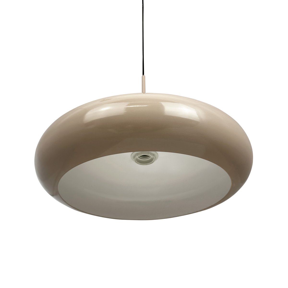 Planet Ø40 Latté suspension De Dyberg Larsen - Cette lampe est idéale si vous souhaitez ajouter une touche élégante et lumineuse à n'importe quelle pièce de votre maison.