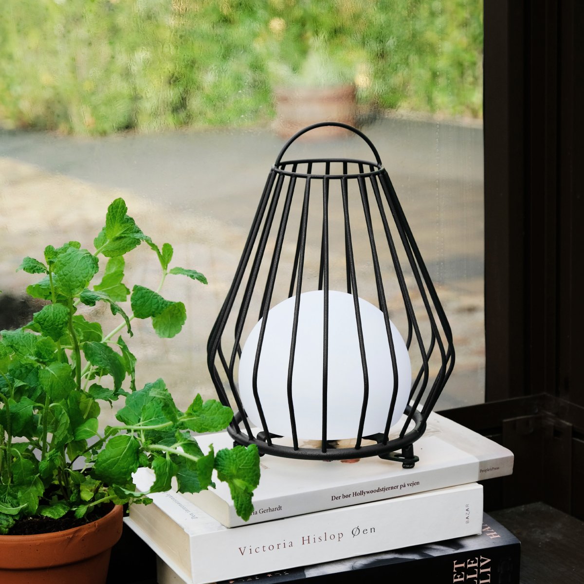 Evesham 23cm Noir portable De Dyberg Larsen - Den stiliga svarta f&auml;rgen ger ett naturligt och i&ouml;gonfallande inslag i utomhusmilj&ouml;n och bidrar till en inbjudande atmosf&auml;r p&aring; kv&auml;llen.