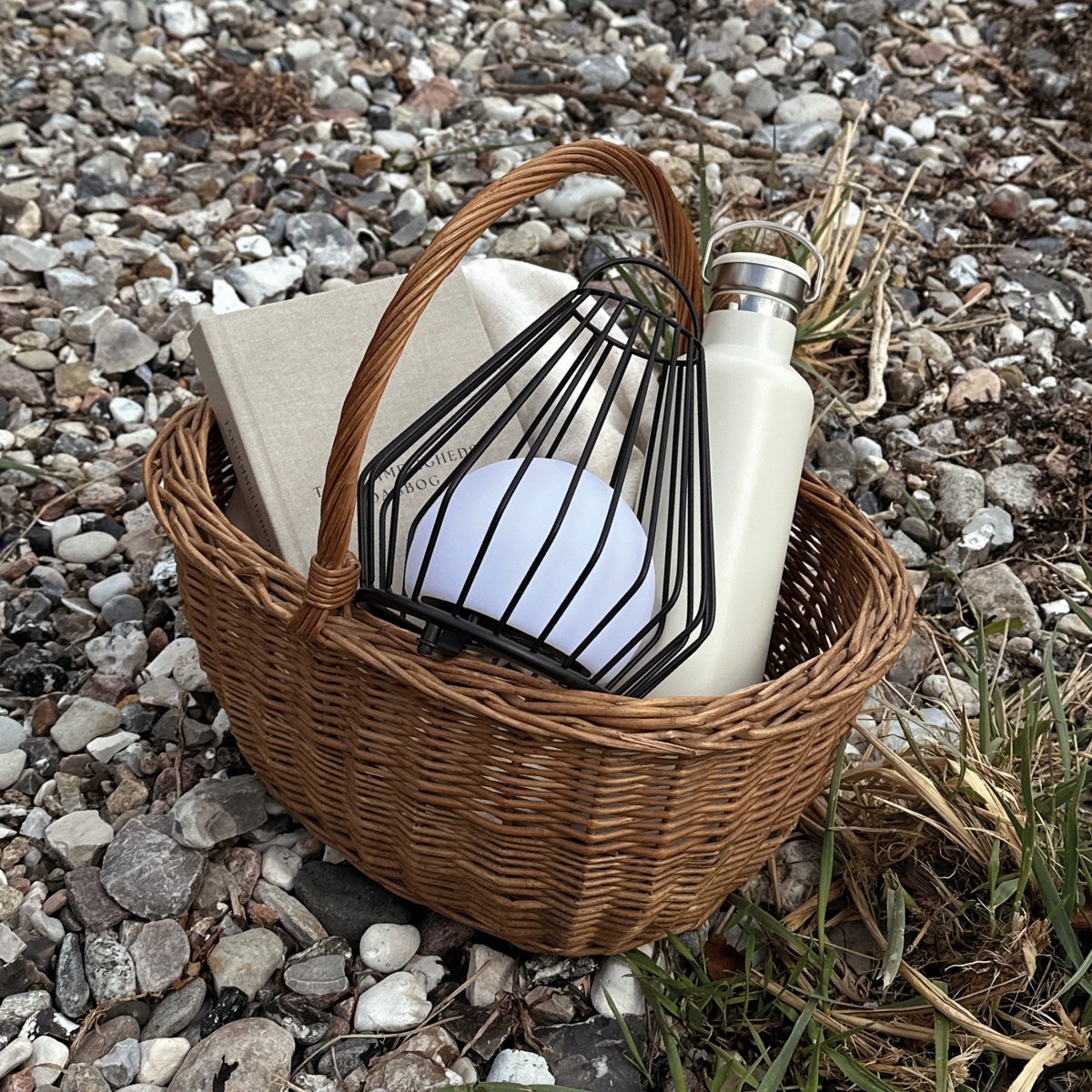 Evesham 23cm Noir portable De Dyberg Larsen - Den stiliga svarta f&auml;rgen ger ett naturligt och i&ouml;gonfallande inslag i utomhusmilj&ouml;n och bidrar till en inbjudande atmosf&auml;r p&aring; kv&auml;llen.
