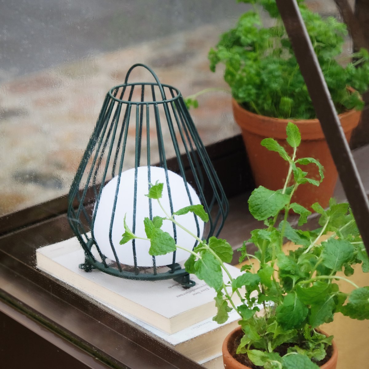 Evesham 23cm Vert portable De Dyberg Larsen - Den stiliga gr&ouml;na f&auml;rgen ger ett naturligt och i&ouml;gonfallande inslag i utomhusmilj&ouml;n och bidrar till en inbjudande atmosf&auml;r p&aring; kv&auml;llen.