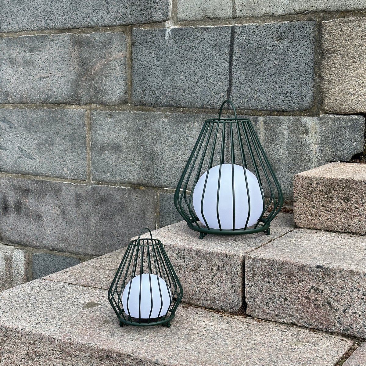 Evesham 23cm Vert portable De Dyberg Larsen - Den stiliga gr&ouml;na f&auml;rgen ger ett naturligt och i&ouml;gonfallande inslag i utomhusmilj&ouml;n och bidrar till en inbjudande atmosf&auml;r p&aring; kv&auml;llen.