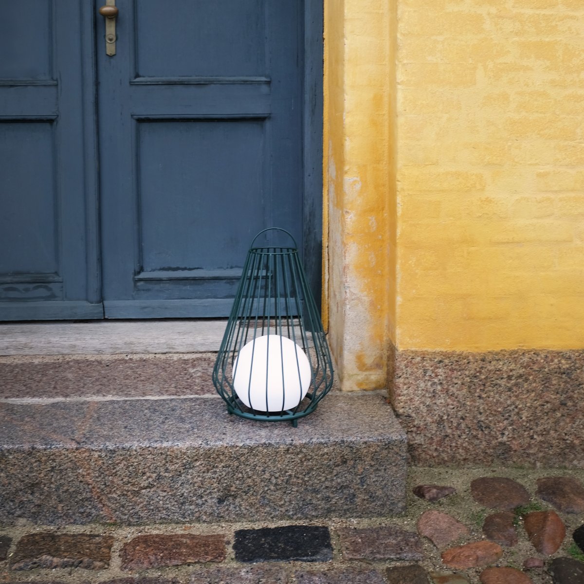 Evesham 48cm Vert portable De Dyberg Larsen - Den stiliga gr&ouml;na f&auml;rgen ger ett naturligt och i&ouml;gonfallande inslag i utomhusmilj&ouml;n och bidrar till en inbjudande atmosf&auml;r p&aring; kv&auml;llen.