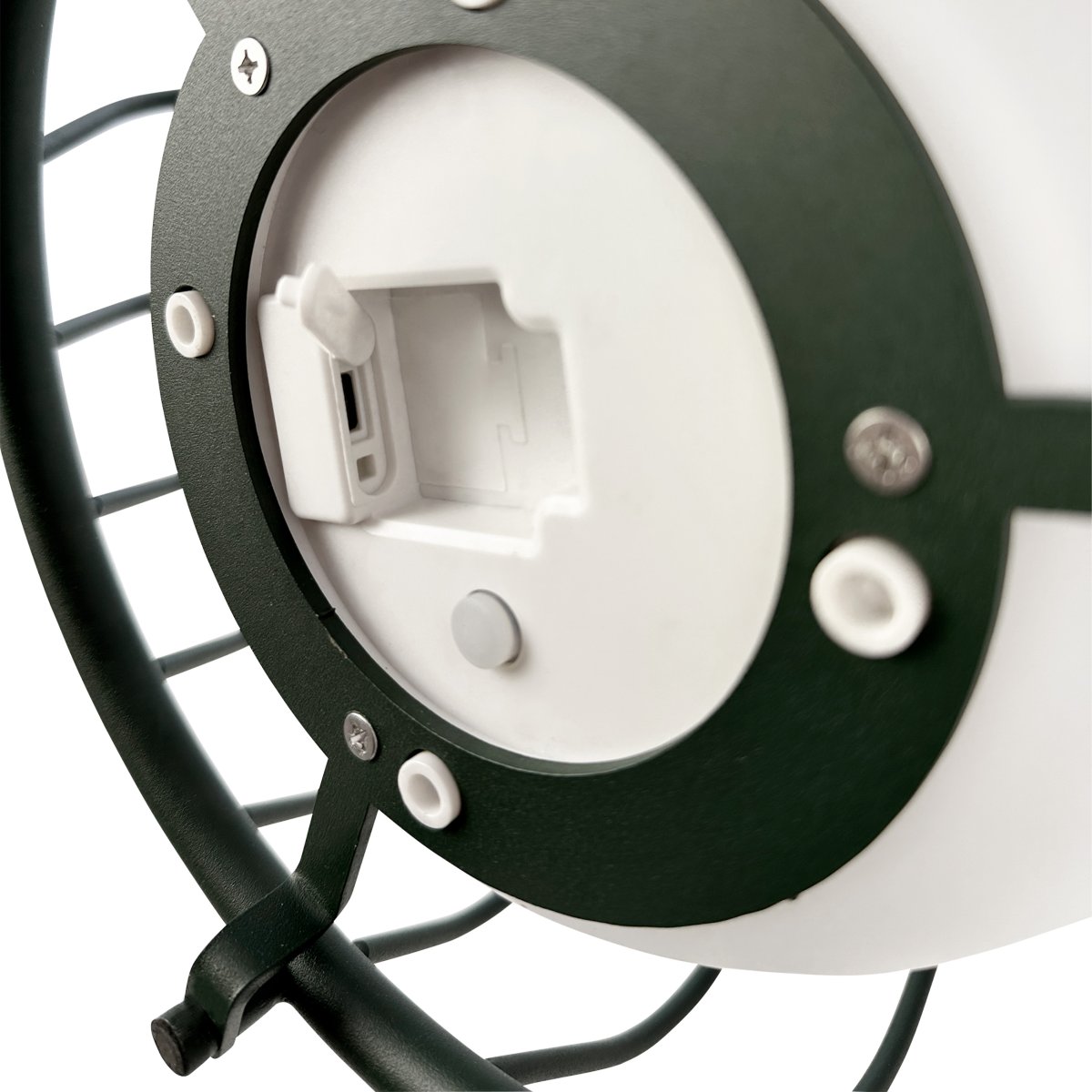 Evesham 48cm Vert portable De Dyberg Larsen - Den stiliga gr&ouml;na f&auml;rgen ger ett naturligt och i&ouml;gonfallande inslag i utomhusmilj&ouml;n och bidrar till en inbjudande atmosf&auml;r p&aring; kv&auml;llen.