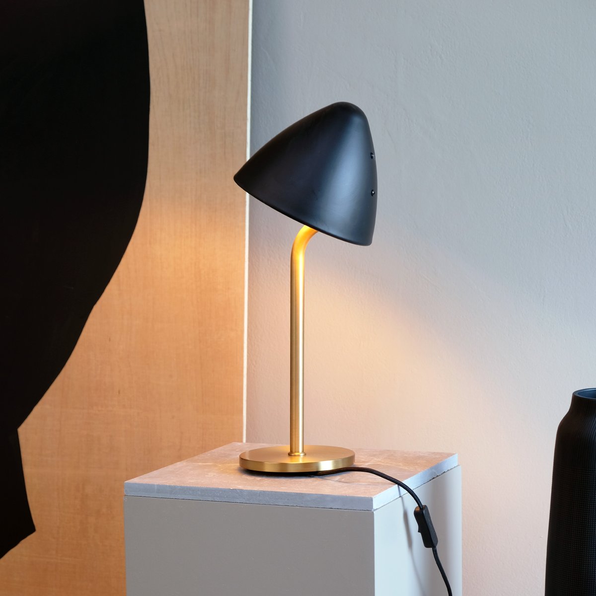 Oulu 47cm Noir lampe de table De Dyberg Larsen - Avec son design élégant et ses matériaux de haute qualité, Oulu est un détail accrocheur qui ajoute de l'élégance et de l'atmosphère à votre intérieur.