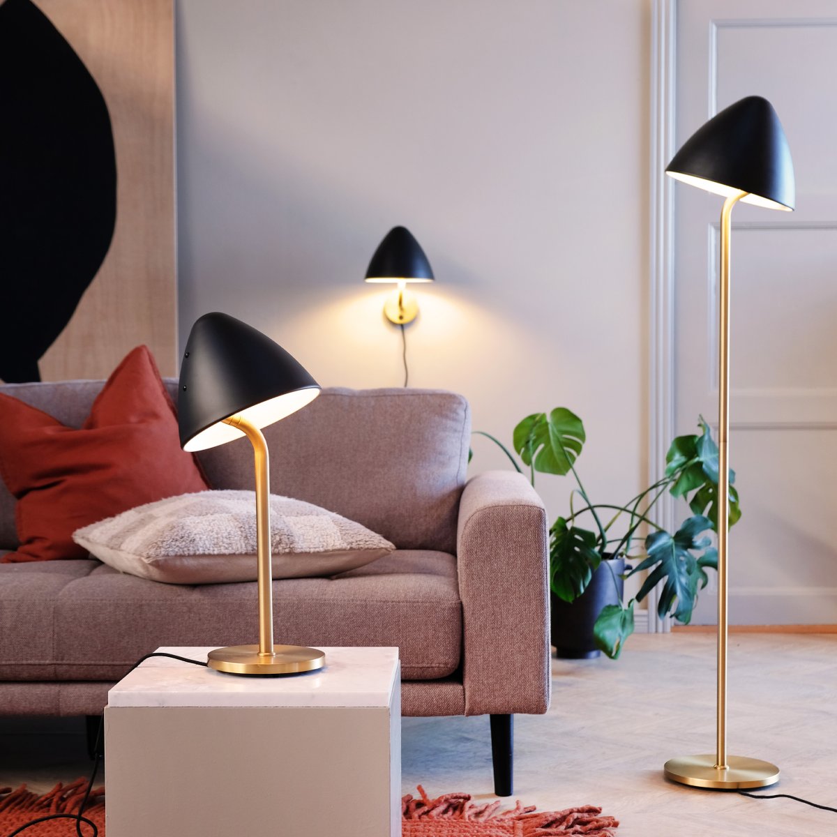 Oulu 47cm Noir lampe de table De Dyberg Larsen - Avec son design élégant et ses matériaux de haute qualité, Oulu est un détail accrocheur qui ajoute de l'élégance et de l'atmosphère à votre intérieur.