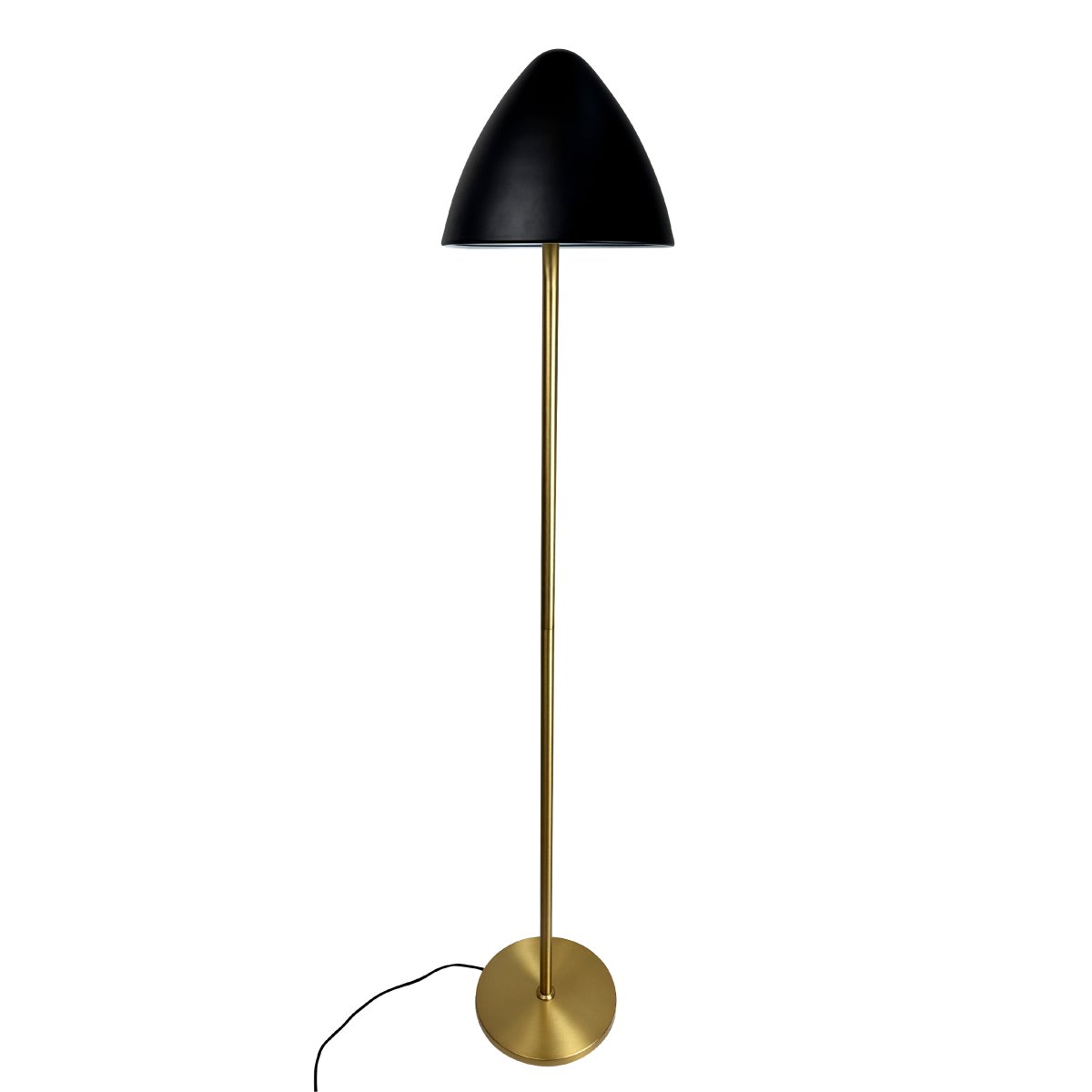 Oulu Laiton lampadaire De Dyberg Larsen - Le lampadaire OULU noir avec détails en laiton ajoute une touche moderne et élégante à votre intérieur.