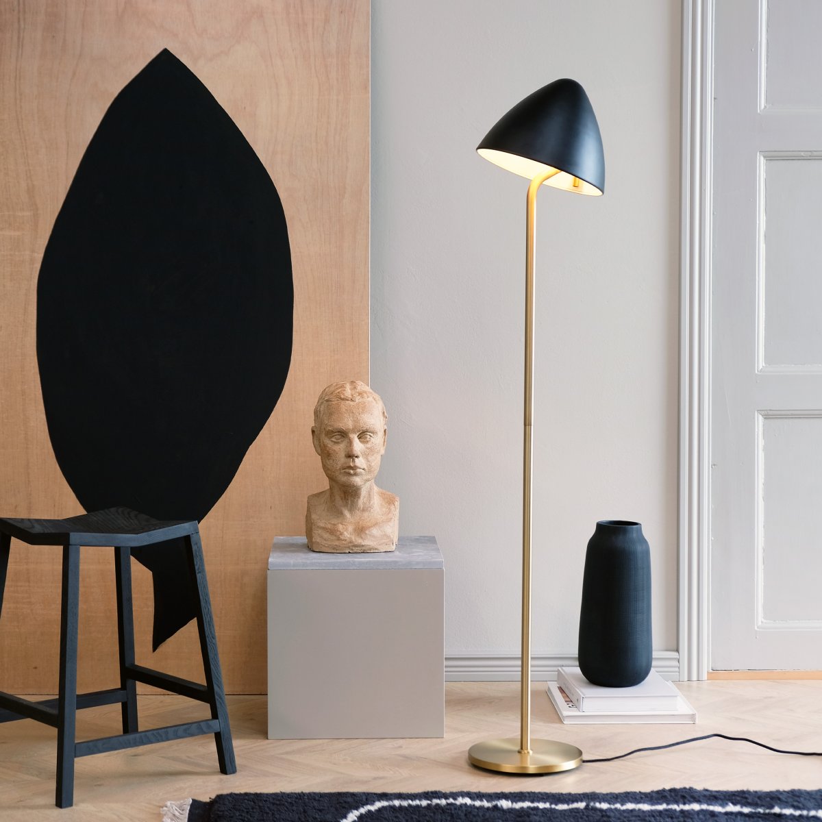 Oulu Laiton lampadaire De Dyberg Larsen - Le lampadaire OULU noir avec détails en laiton ajoute une touche moderne et élégante à votre intérieur.