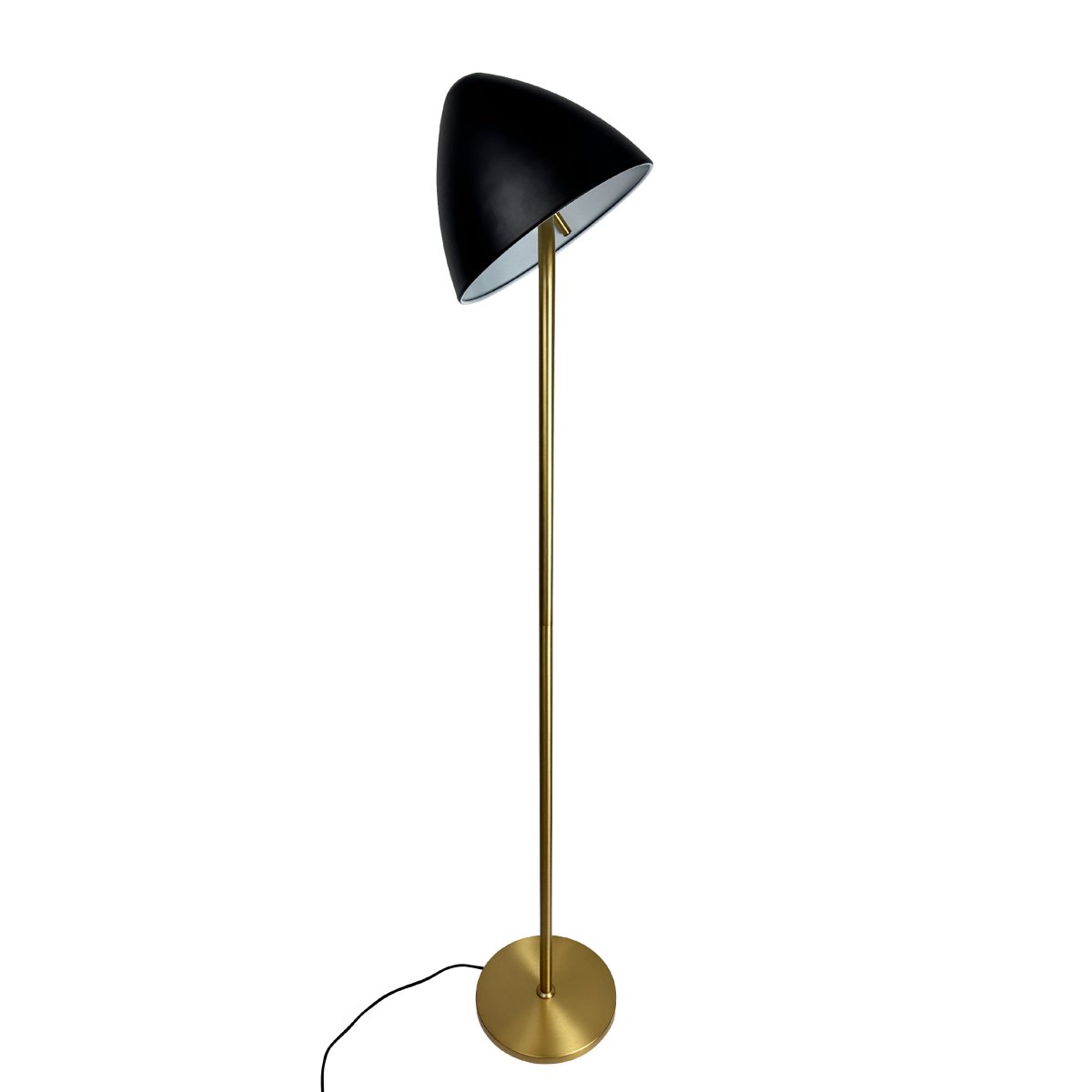 Oulu Laiton lampadaire De Dyberg Larsen - Le lampadaire OULU noir avec détails en laiton ajoute une touche moderne et élégante à votre intérieur.