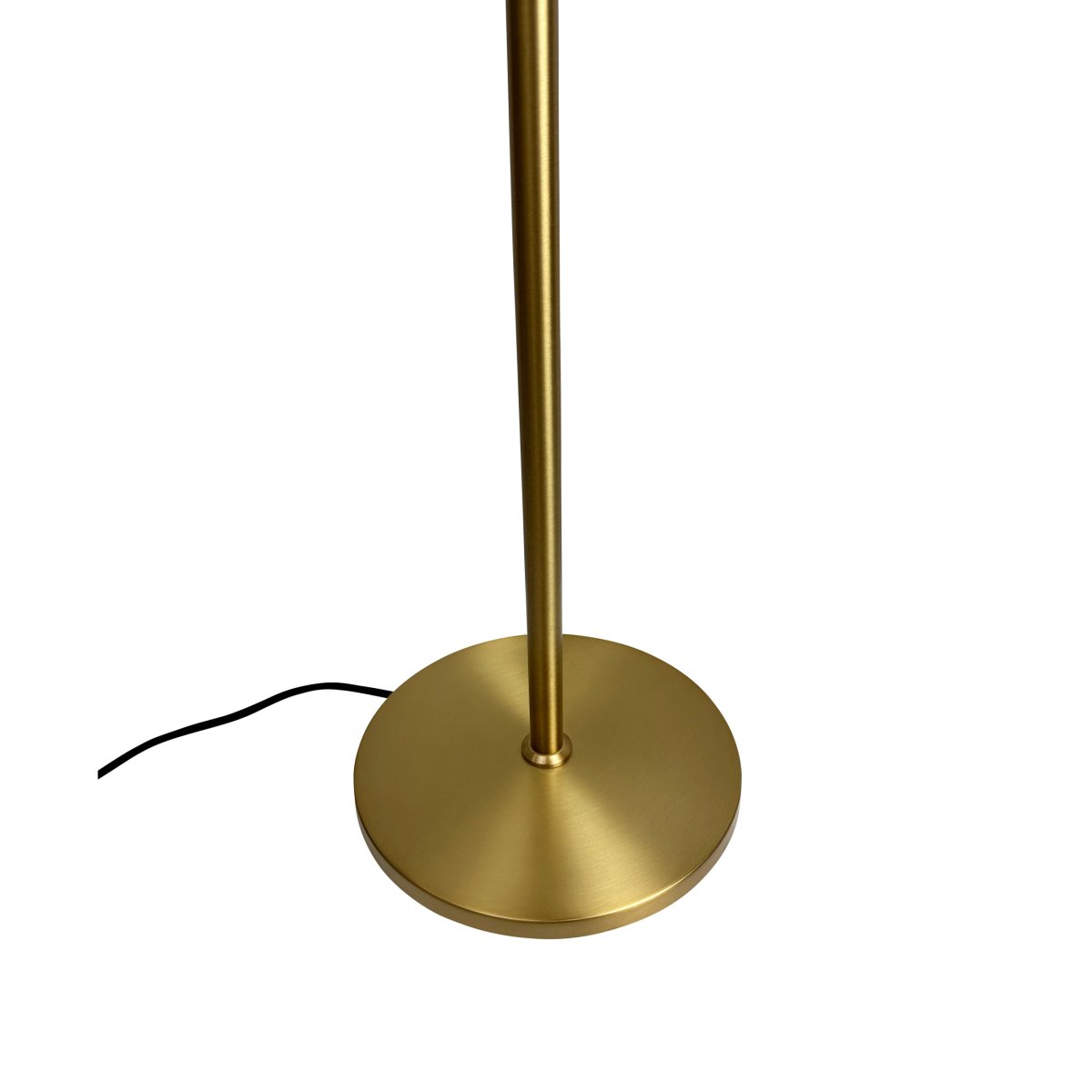 Oulu Laiton lampadaire De Dyberg Larsen - Le lampadaire OULU noir avec détails en laiton ajoute une touche moderne et élégante à votre intérieur.