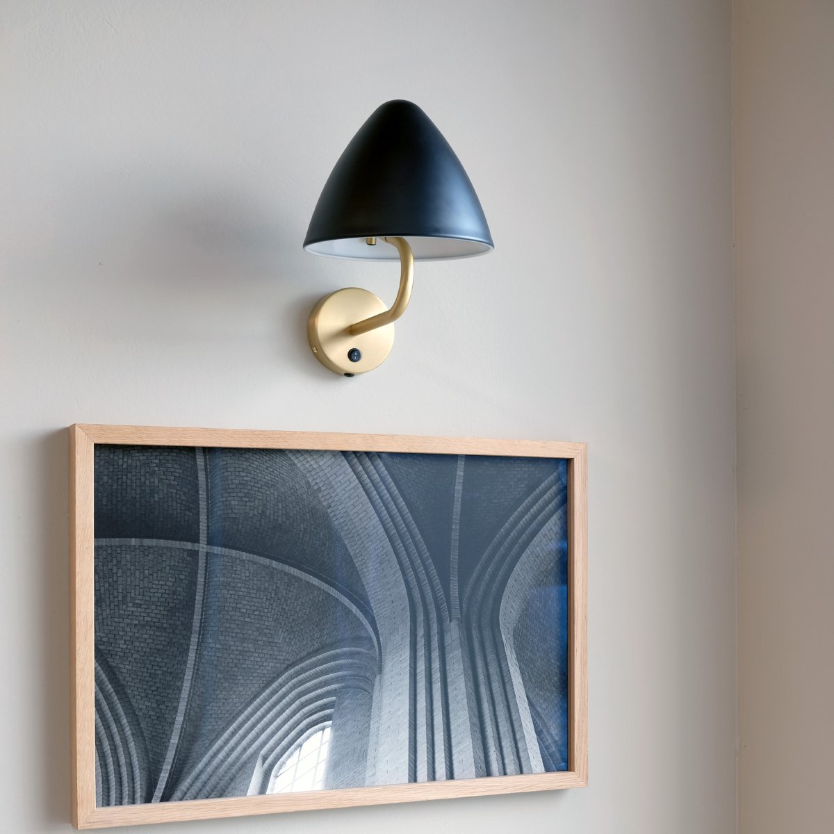 Oulu Ø20 Laiton applique murale De Dyberg Larsen - L'applique murale OULU noire avec détails en laiton ajoute une touche moderne et élégante à votre intérieur.