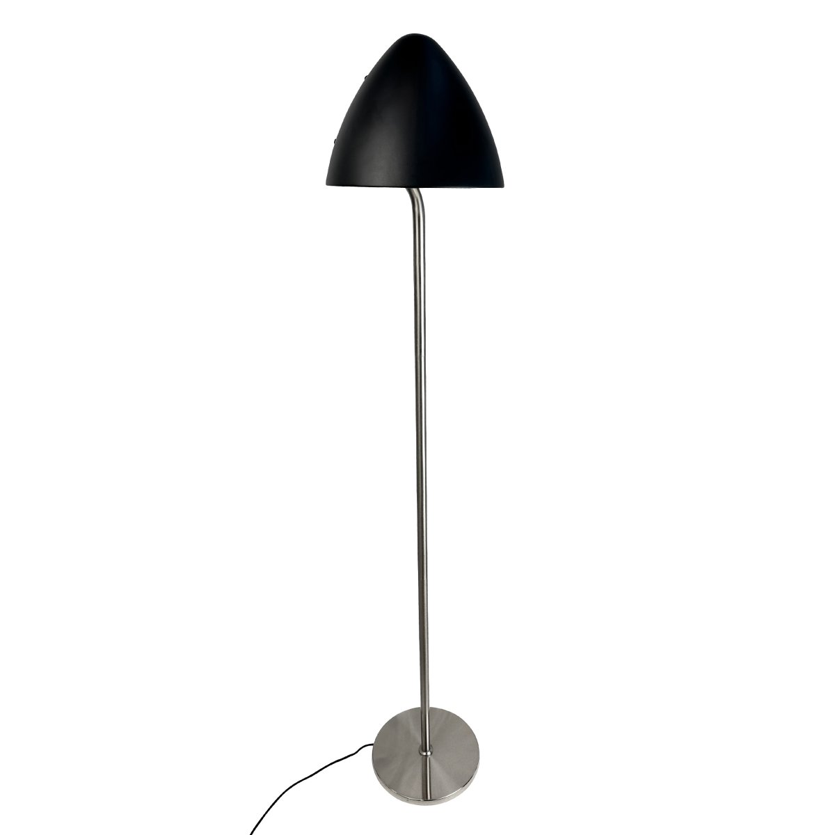 Oulu Acier brossé lampadaire De Dyberg Larsen - Le lampadaire OULU noir avec détails en acier brossé ajoute une touche moderne et élégante à votre intérieur.