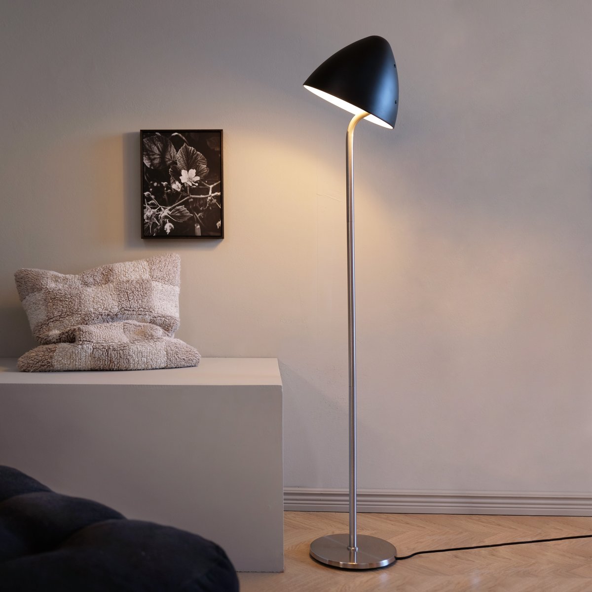 Oulu Acier brossé lampadaire De Dyberg Larsen - Le lampadaire OULU noir avec détails en acier brossé ajoute une touche moderne et élégante à votre intérieur.