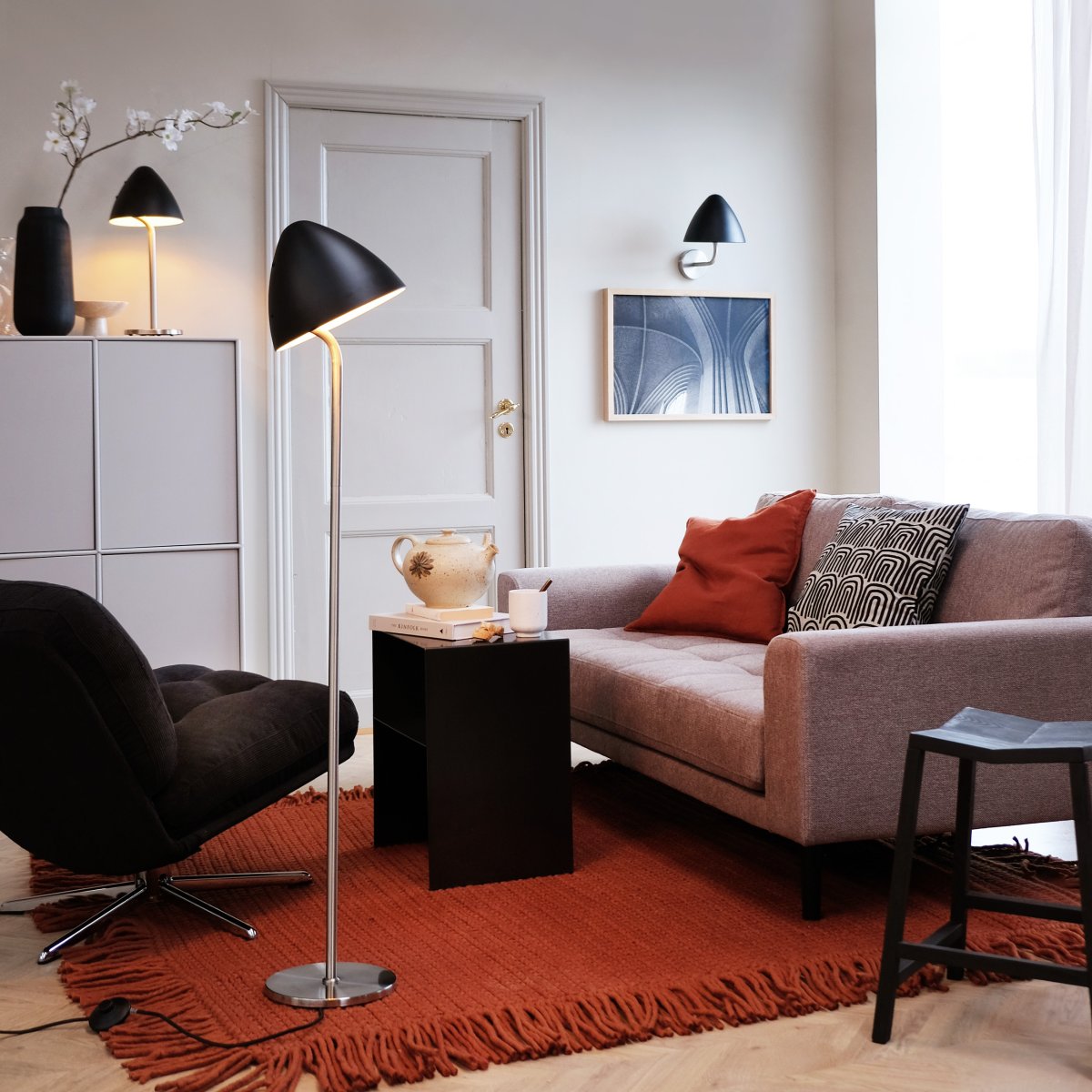 Oulu Acier brossé lampadaire De Dyberg Larsen - Le lampadaire OULU noir avec détails en acier brossé ajoute une touche moderne et élégante à votre intérieur.