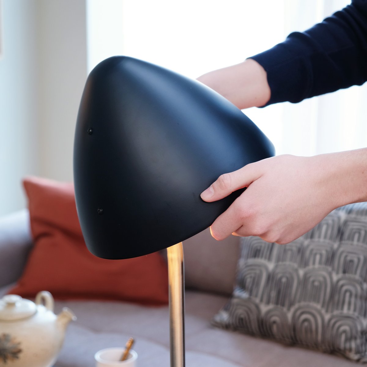 Oulu Acier brossé lampadaire De Dyberg Larsen - Le lampadaire OULU noir avec détails en acier brossé ajoute une touche moderne et élégante à votre intérieur.