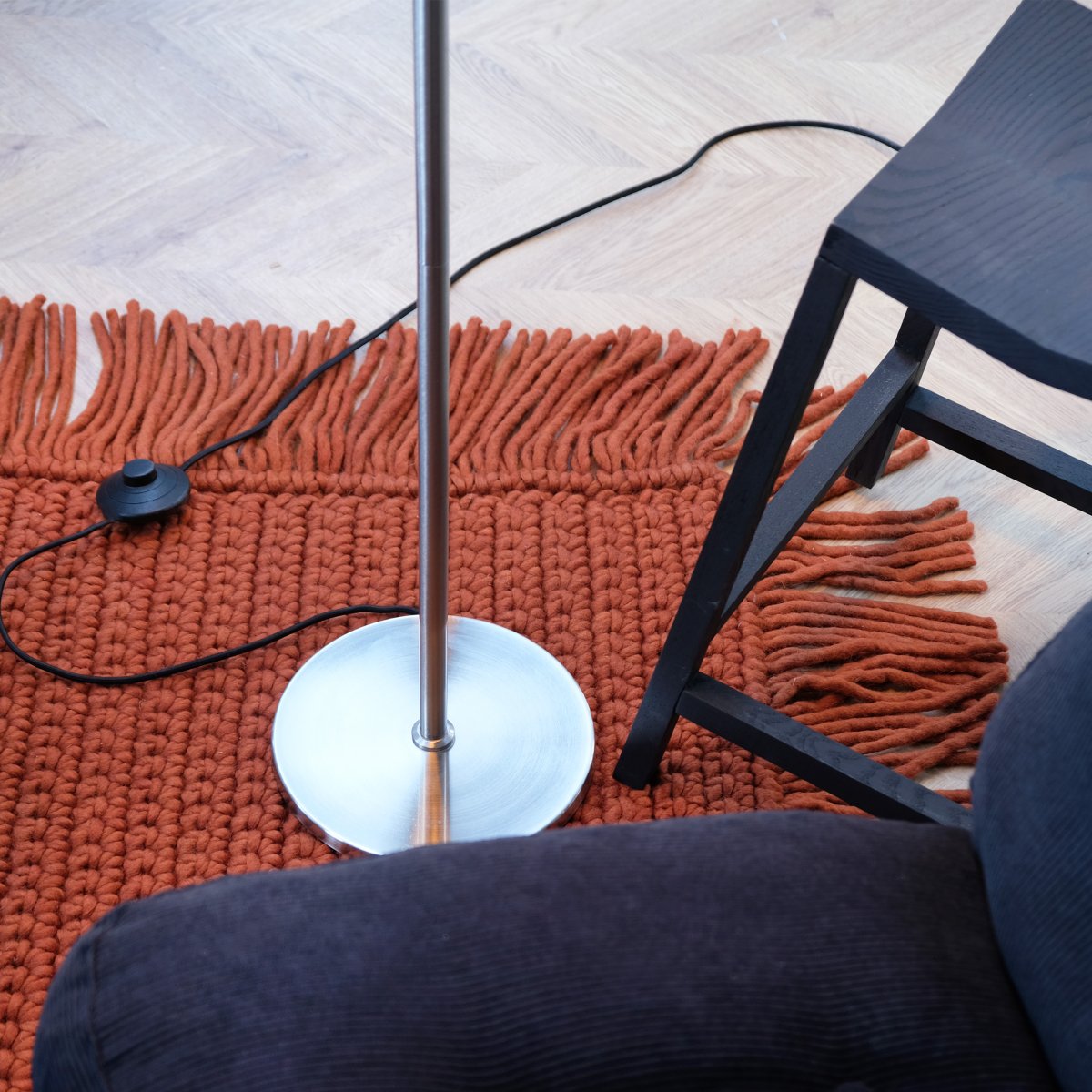 Oulu Acier brossé lampadaire De Dyberg Larsen - Le lampadaire OULU noir avec détails en acier brossé ajoute une touche moderne et élégante à votre intérieur.