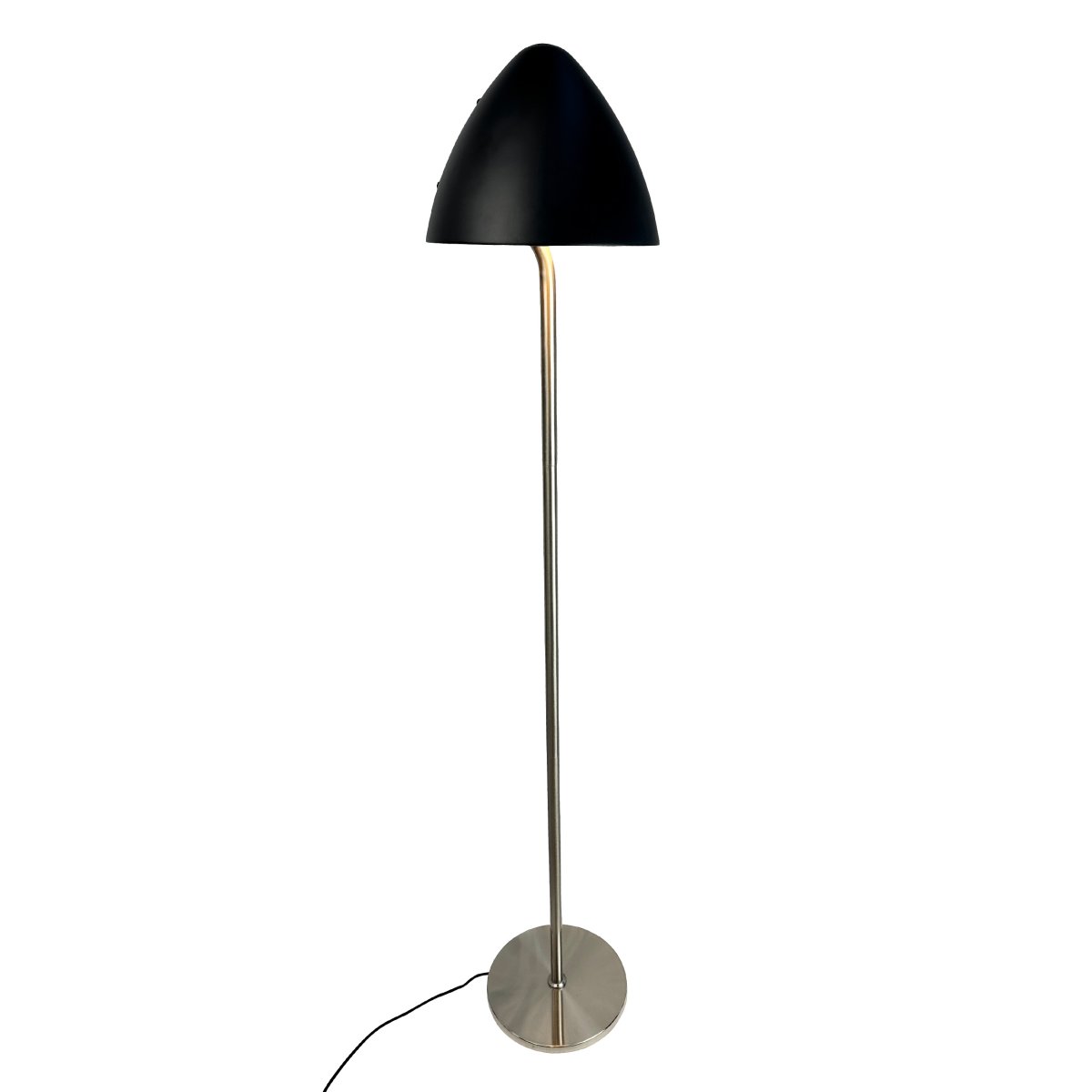 Oulu Acier brossé lampadaire De Dyberg Larsen - Le lampadaire OULU noir avec détails en acier brossé ajoute une touche moderne et élégante à votre intérieur.