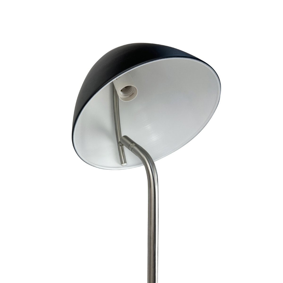 Oulu Acier brossé lampadaire De Dyberg Larsen - Le lampadaire OULU noir avec détails en acier brossé ajoute une touche moderne et élégante à votre intérieur.