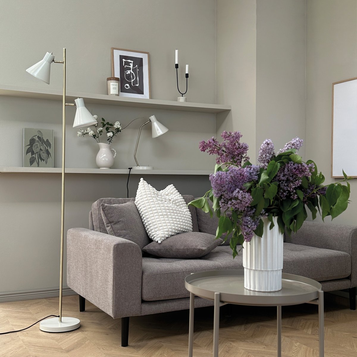 Sleep Blanc brillant lampadaire De Dyberg Larsen - La couleur blanche donne &agrave; la lampe un aspect moderne et &eacute;pur&eacute; qui convient &agrave; diff&eacute;rents styles d'int&eacute;rieur, tandis que les d&eacute;tails en laiton antique ajoutent une touche &eacute;l&eacute;gante.