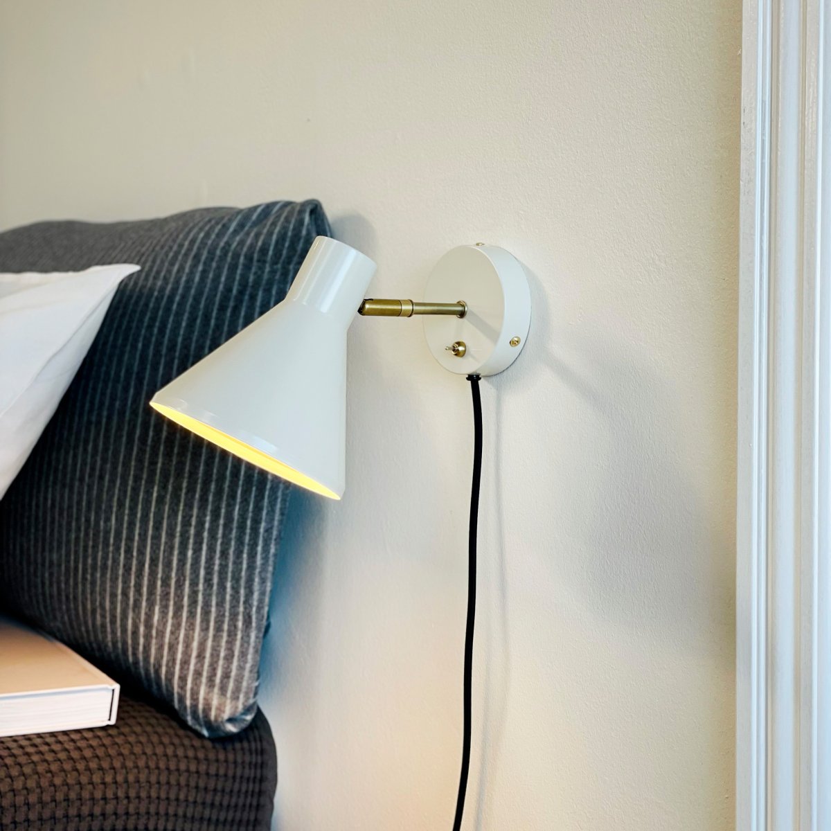 Sleep Blanc brillant lampe de lecture De Dyberg Larsen - L'abat-jour mobile de la lampe vous permet d'ajuster la lumi&egrave;re selon vos besoins et l'interrupteur d'alimentation sur la plaque murale permet une utilisation facile.
