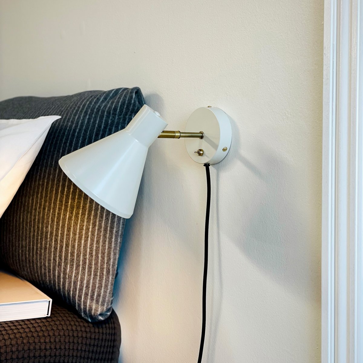 Sleep Blanc brillant lampe de lecture De Dyberg Larsen - L'abat-jour mobile de la lampe vous permet d'ajuster la lumi&egrave;re selon vos besoins et l'interrupteur d'alimentation sur la plaque murale permet une utilisation facile.