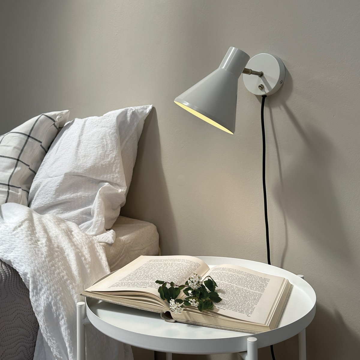 Sleep Blanc brillant lampe de lecture De Dyberg Larsen - L'abat-jour mobile de la lampe vous permet d'ajuster la lumi&egrave;re selon vos besoins et l'interrupteur d'alimentation sur la plaque murale permet une utilisation facile.