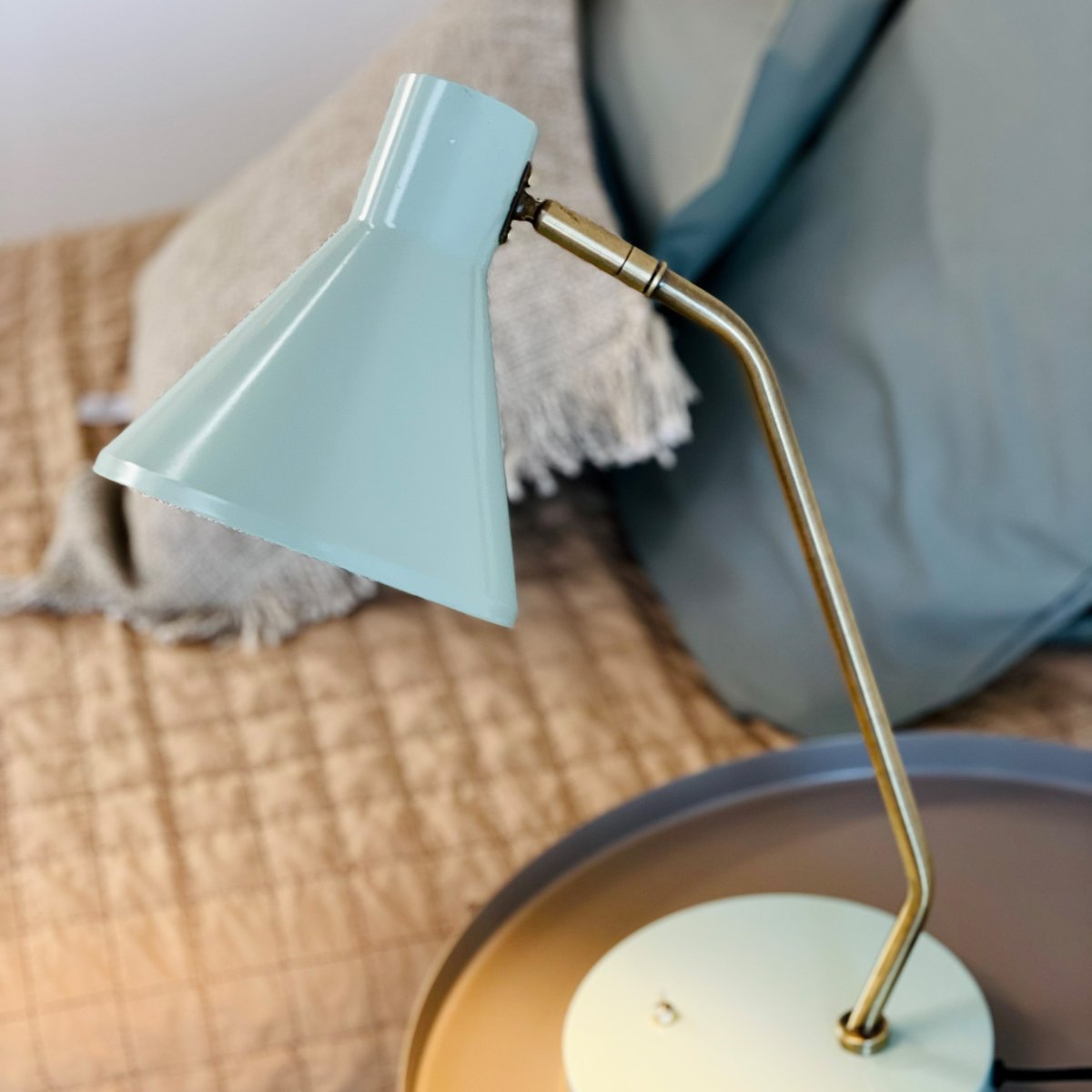 Sleep 43cm Menthe brillante lampe de bureau De Dyberg Larsen - Cette lampe de table allie lignes simples et fonctionnalit&eacute; pour cr&eacute;er une lumi&egrave;re apaisante et agr&eacute;able dans votre environnement.