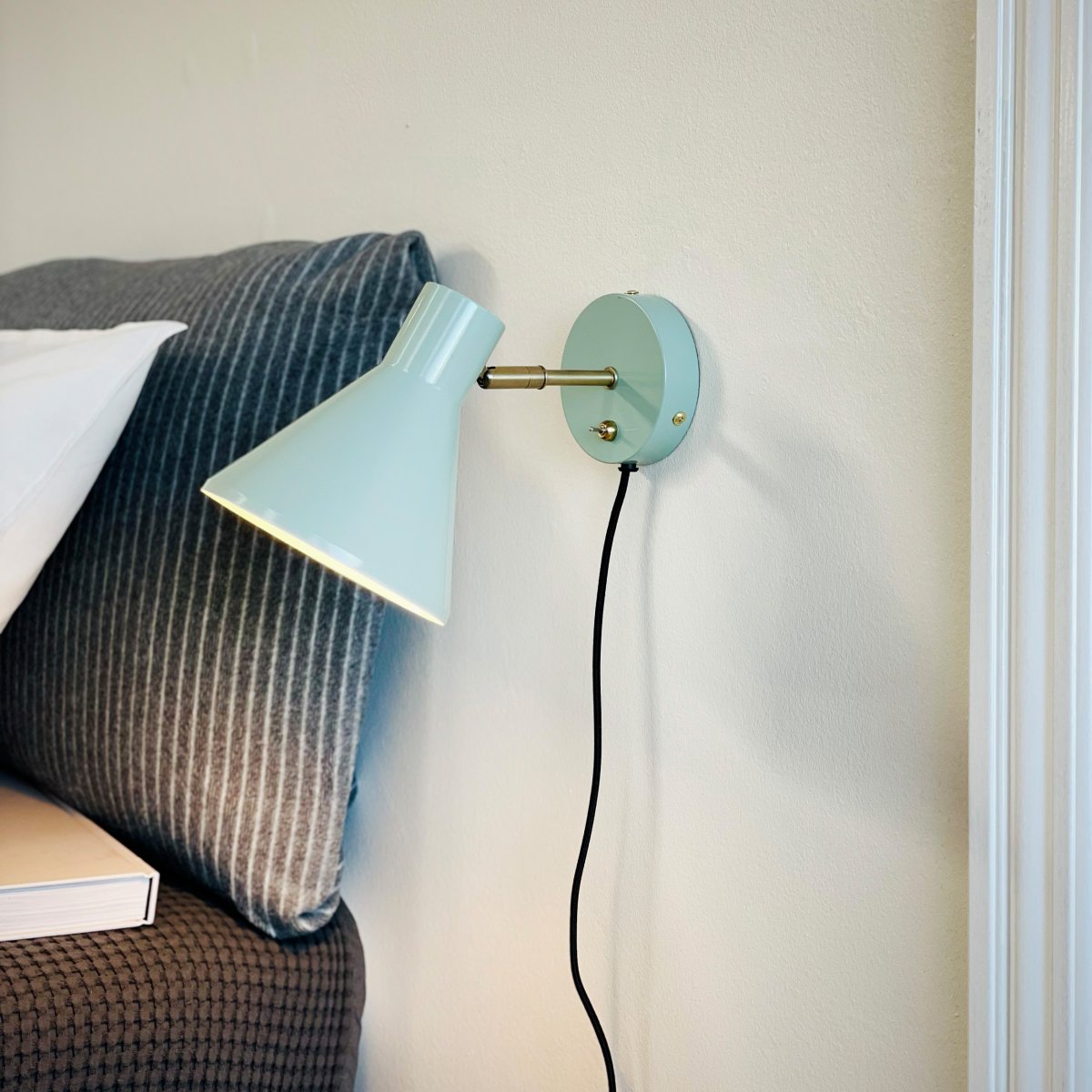Sleep Menthe brillante lampe de lecture De Dyberg Larsen - L'abat-jour mobile de la lampe vous permet d'ajuster la lumi&egrave;re selon vos besoins et l'interrupteur d'alimentation sur la plaque murale permet une utilisation facile.