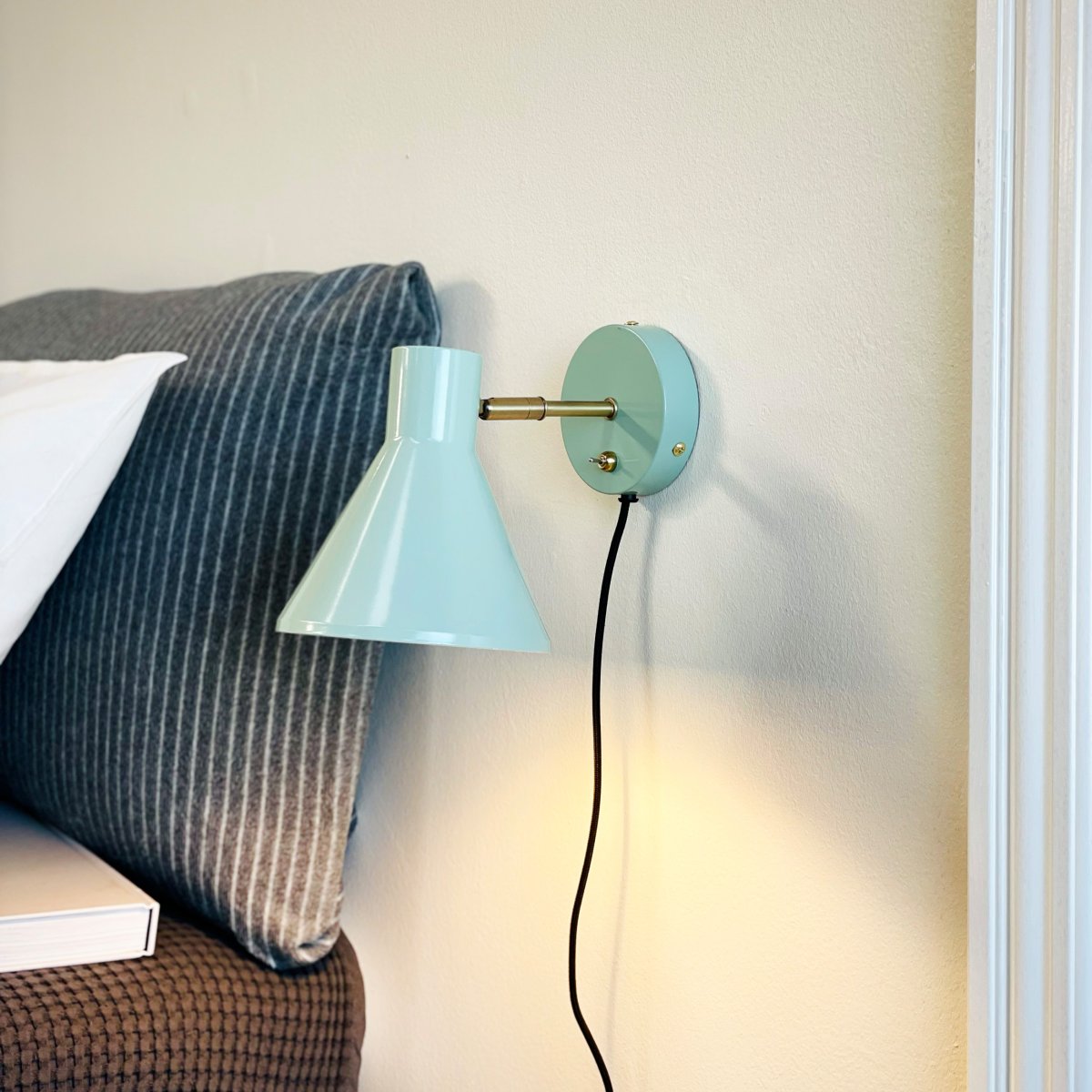 Sleep Menthe brillante lampe de lecture De Dyberg Larsen - L'abat-jour mobile de la lampe vous permet d'ajuster la lumi&egrave;re selon vos besoins et l'interrupteur d'alimentation sur la plaque murale permet une utilisation facile.