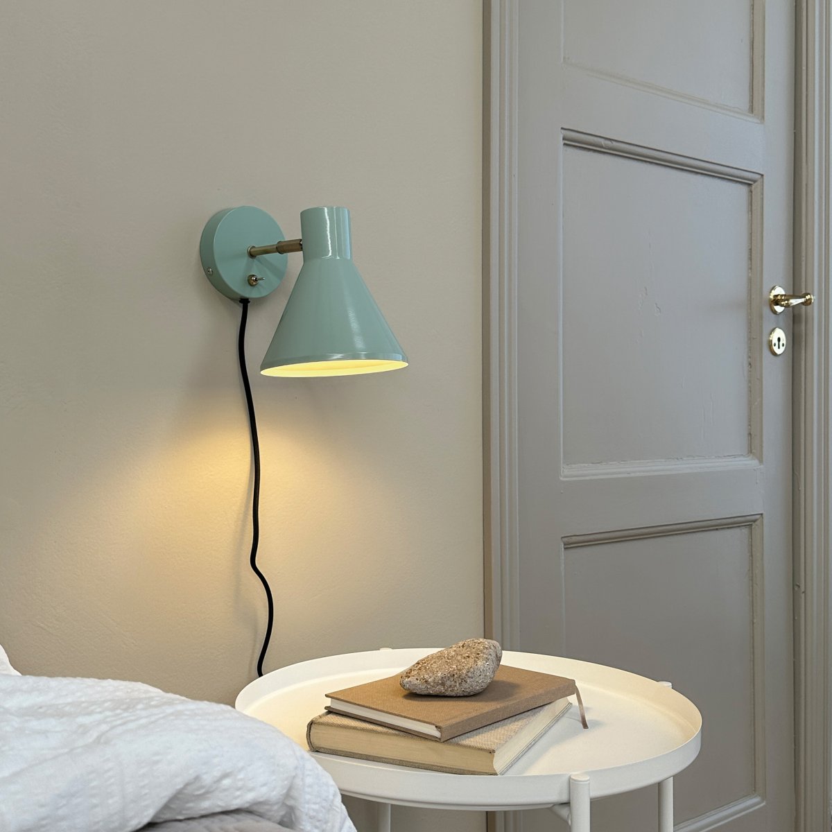 Sleep Menthe brillante lampe de lecture De Dyberg Larsen - L'abat-jour mobile de la lampe vous permet d'ajuster la lumi&egrave;re selon vos besoins et l'interrupteur d'alimentation sur la plaque murale permet une utilisation facile.
