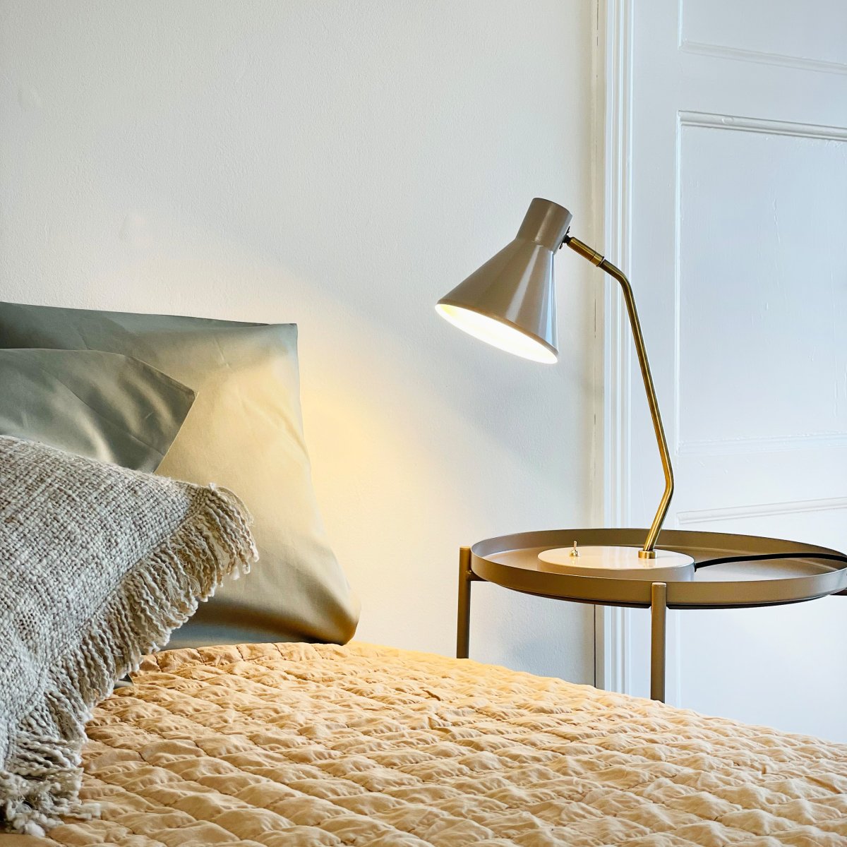 Sleep 43cm Beige brillant lampe de bureau De Dyberg Larsen - Cette lampe de table allie lignes simples et fonctionnalit&eacute; pour cr&eacute;er une lumi&egrave;re apaisante et agr&eacute;able dans votre environnement.